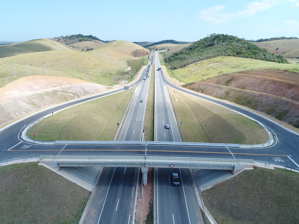 Vista aérea de trevo rodoviário com viaduto em pista duplicada